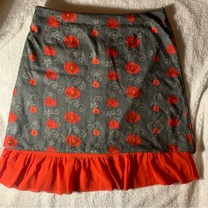 Cute and bright polyester skirt appropriate for three season